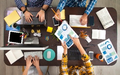 photo
séance de travail de quatre personnes vue de dessus